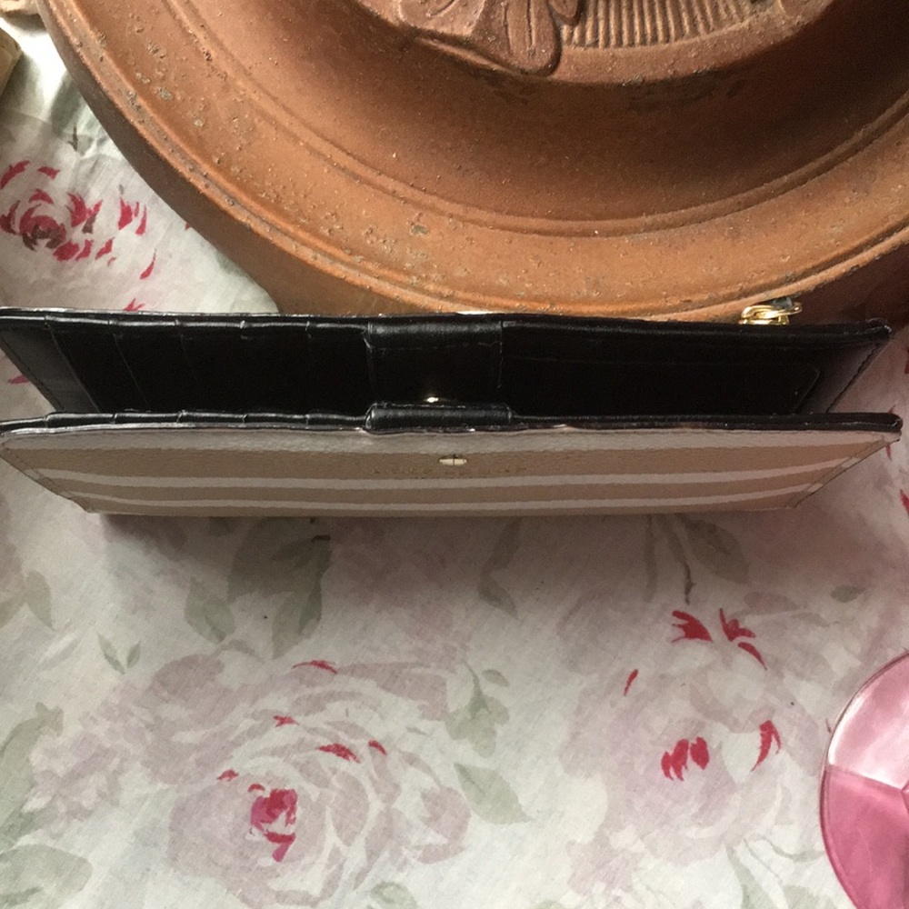 Kate Spade ♠️ Wallet - Picture 7 of 8